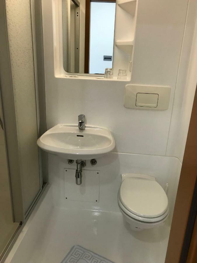 Zweibettzimmer mit Dusche